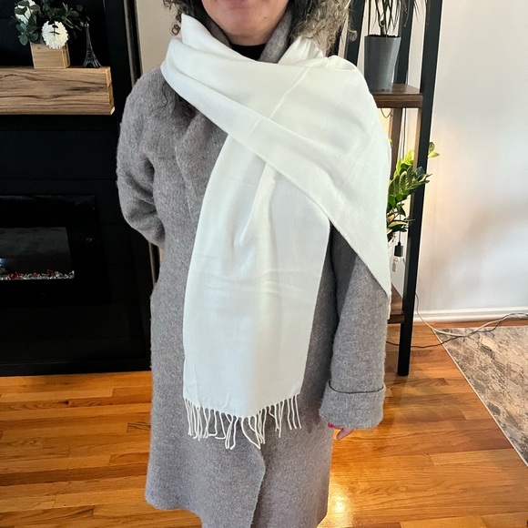 Steve Madden Womens Scarf Ivory White Mid Weight Muffler Fringe - Picture 4 of 9